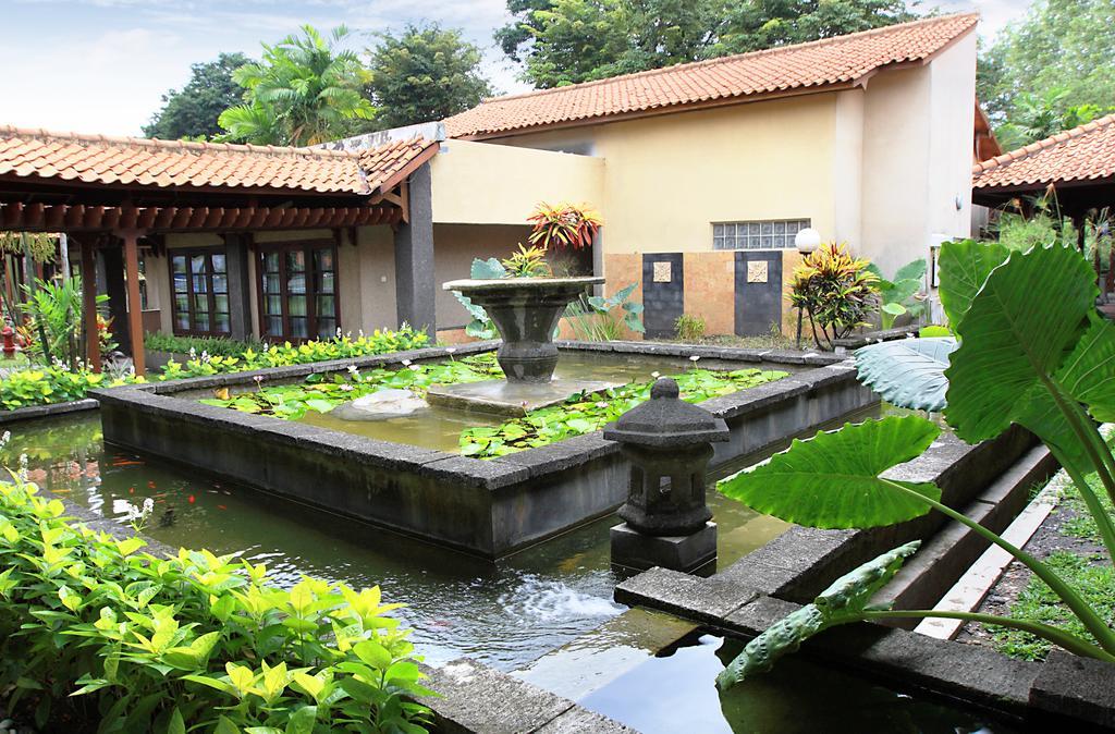 Singgasana Hotel Surabaya Esterno foto