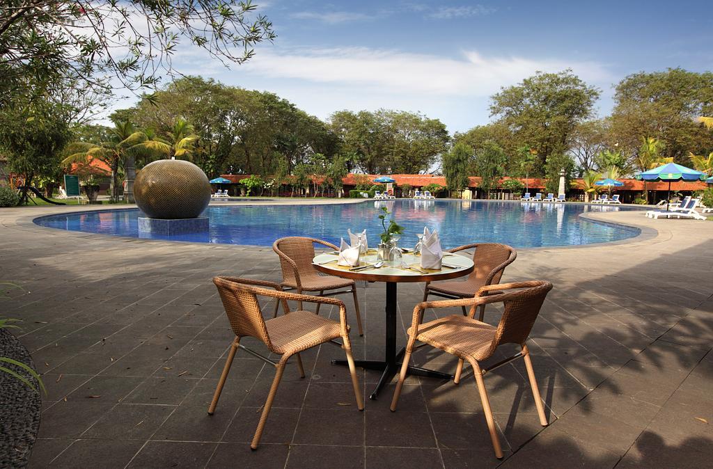 Singgasana Hotel Surabaya Esterno foto