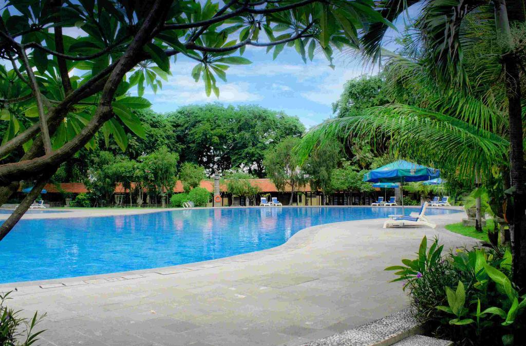 Singgasana Hotel Surabaya Esterno foto