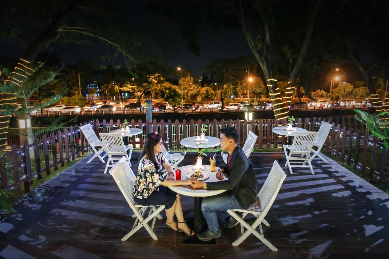 Singgasana Hotel Surabaya Esterno foto